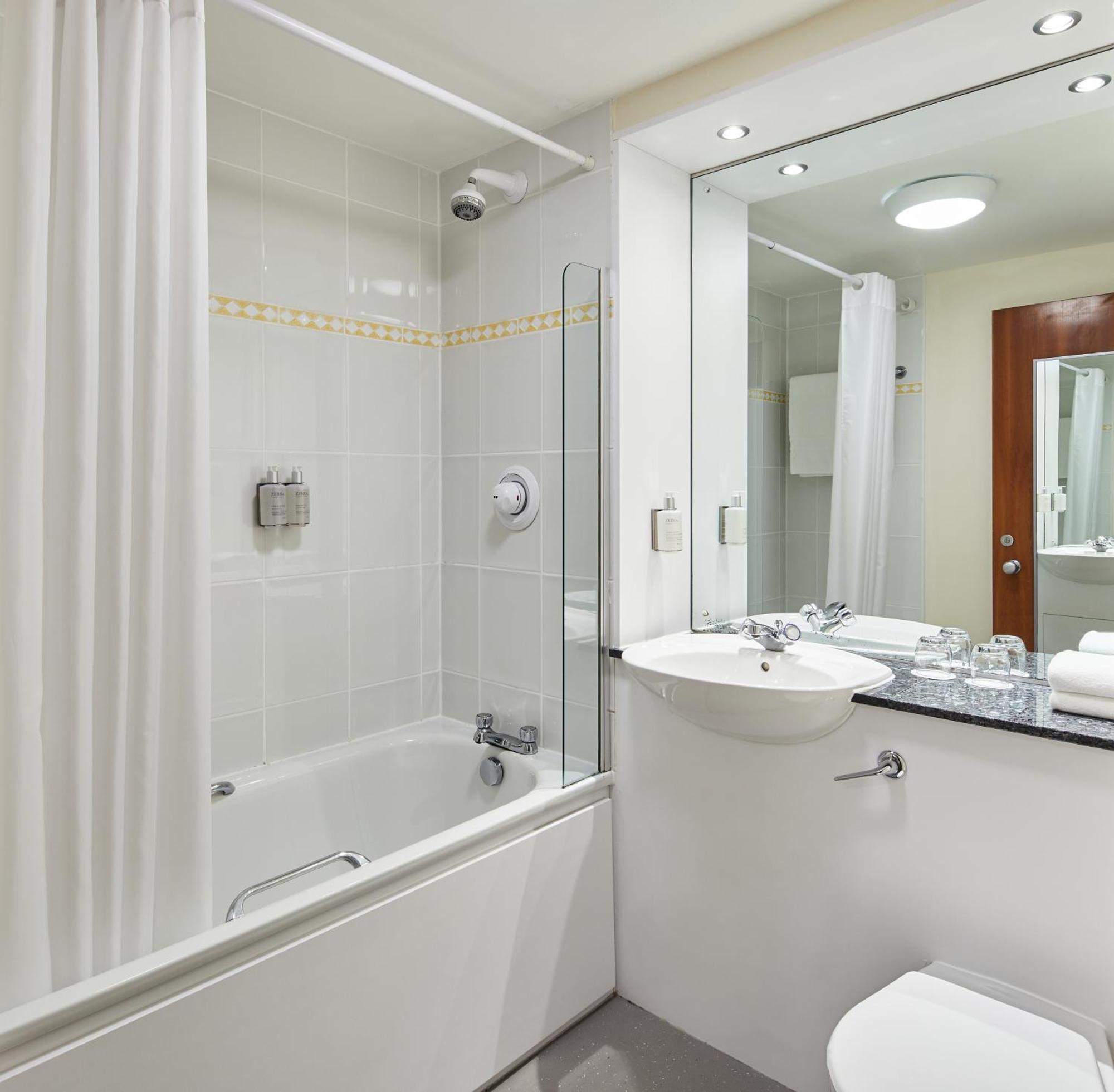 Leonardo Inn Aberdeen Airport Дайс Екстер'єр фото